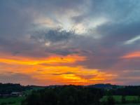 Letztes Glühen der Wolkenschichten am Abendhimmel